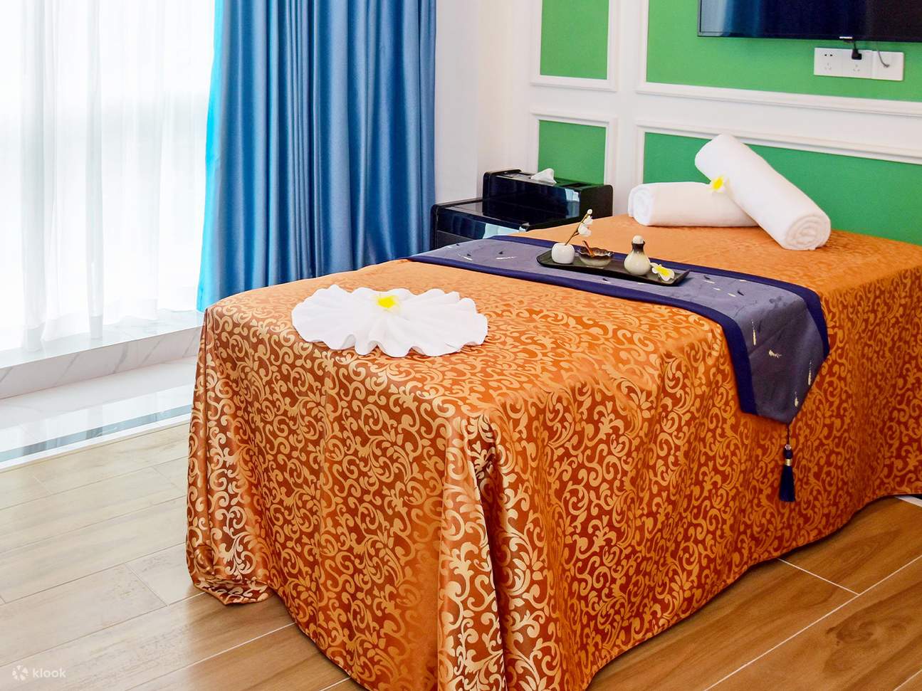 房內環境溫馨，且配備電視，座椅等休閒設施，讓您在溫暖的環境中感受身心的放鬆與愉悅